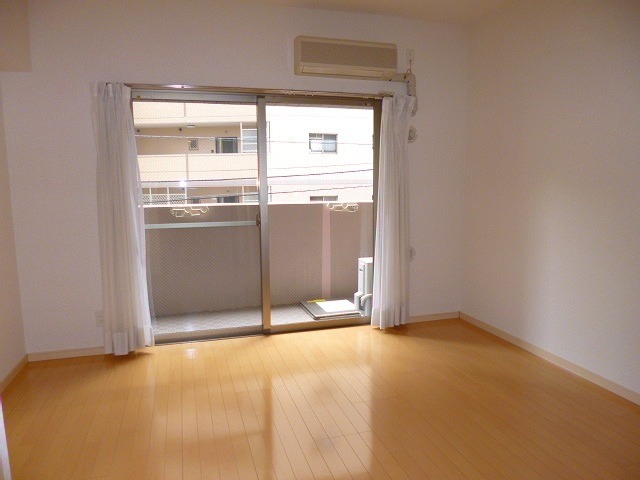 別角度から見たリビングです。