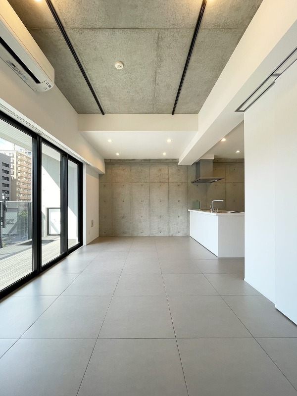 家具の配置に困らないリビングですね