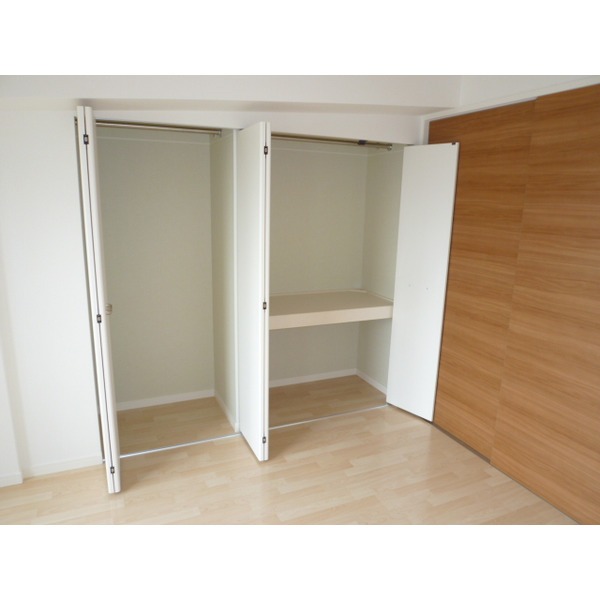 かさばりやすいお洋服もたっぷり収納出来ます