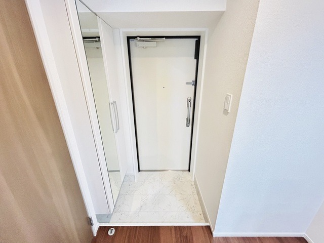 玄関収納完備。