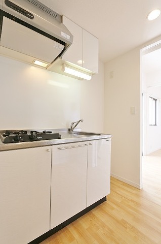 2口システムキッチン　冷蔵庫スペースもございます