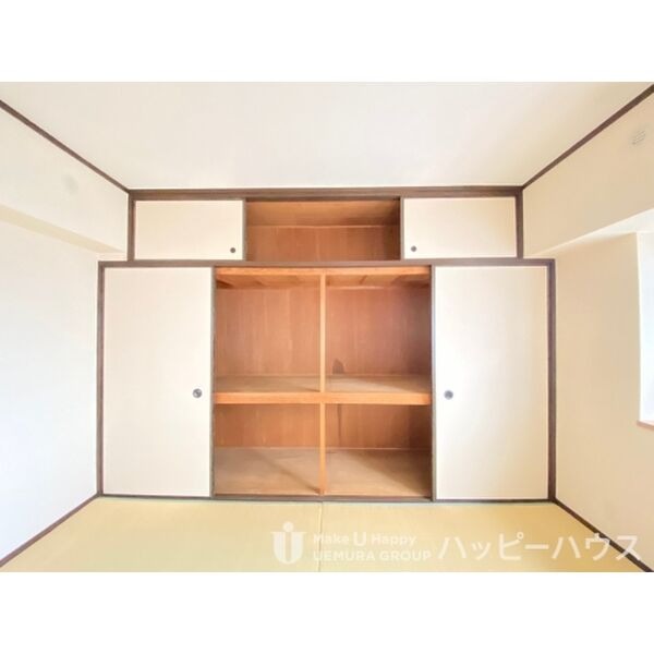 収納スペースの多い押し入れです