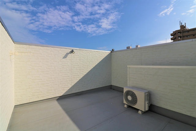 貴重なルーフバルコニー付きです。