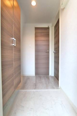 スタイリッシュな玄関でお出迎え