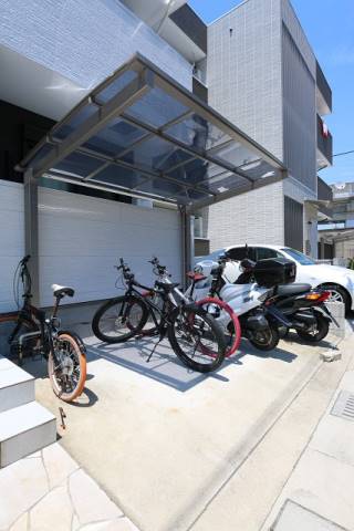 屋根付きの駐輪場で雨の日も安心です