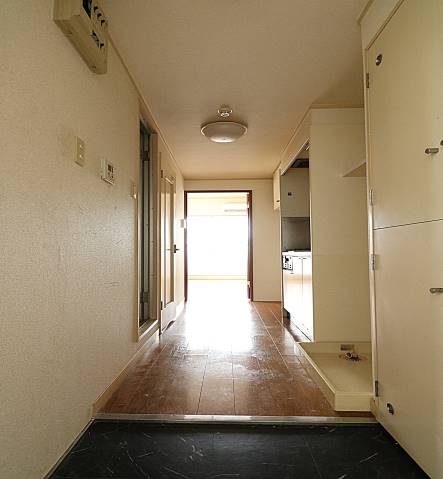 玄関から見るとこんな感じです