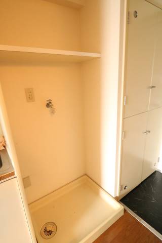 室内に洗濯機が置けます