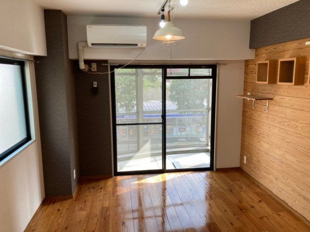 家具の配置に困らないリビングですね