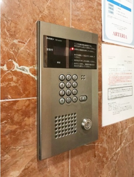 オートロックの入り口で安心です