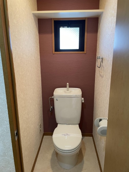 窓付きのトイレで空気の入れ替えができます