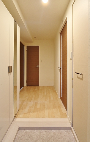 収納充分の開放感のある玄関です