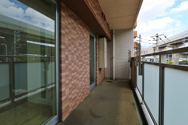 オシャレなデザインの広々したバルコニーです