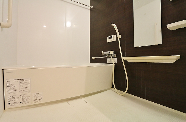 広い浴室で日々の疲れを癒してください