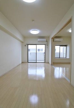 白基調のオシャレなリビングです