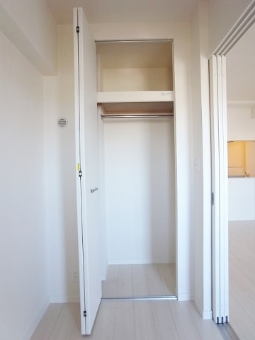 かさばりやすいお洋服もたっぷり収納可能です