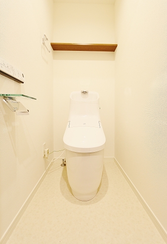 収納棚付きで清潔感あるトイレです