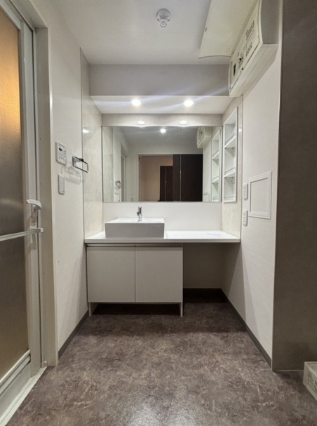 広々とした綺麗な独立洗面台あります