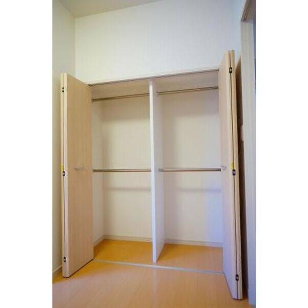 たっぷりと収納できるクローゼットです