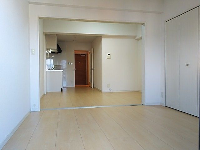 白基調でかわいいお部屋です