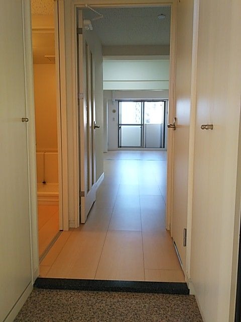 広い玄関で荷物も運びやすいです