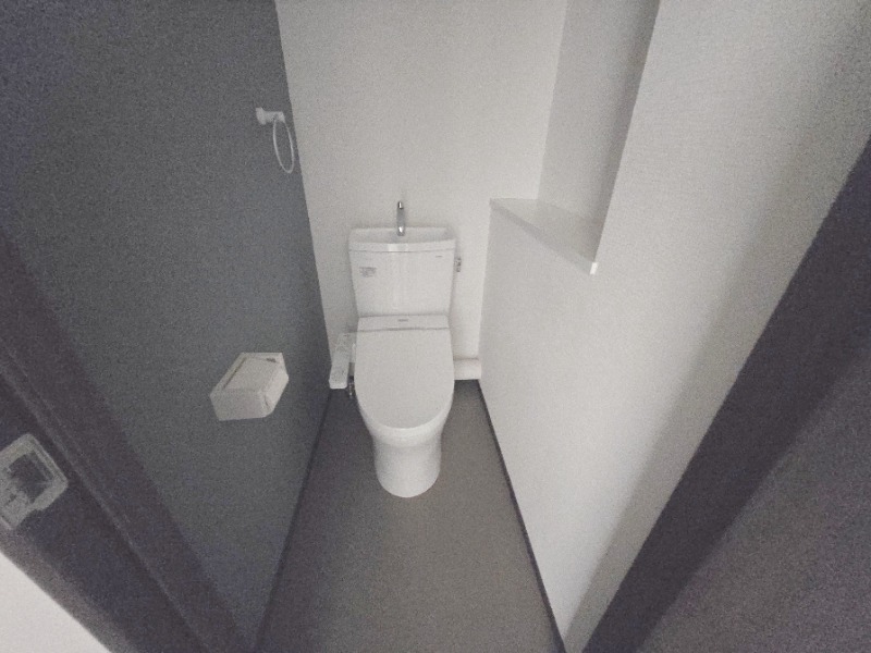 棚付きの清潔なお手洗いです