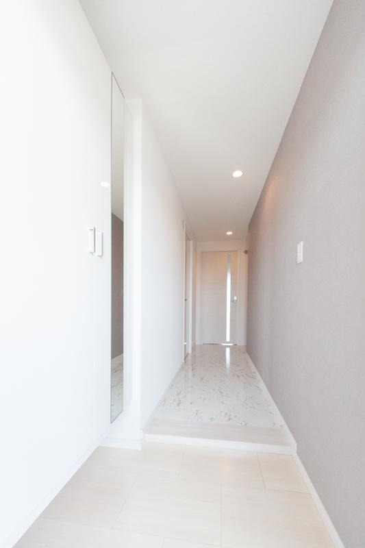 明るい玄関でお出迎え。