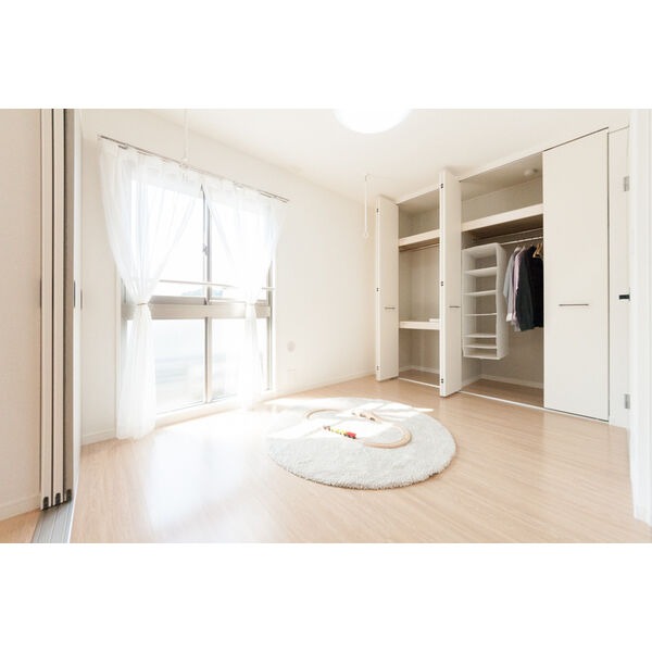 洋室も収納バッチリです。