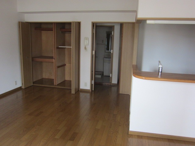 家具の配置に困らないリビングですね