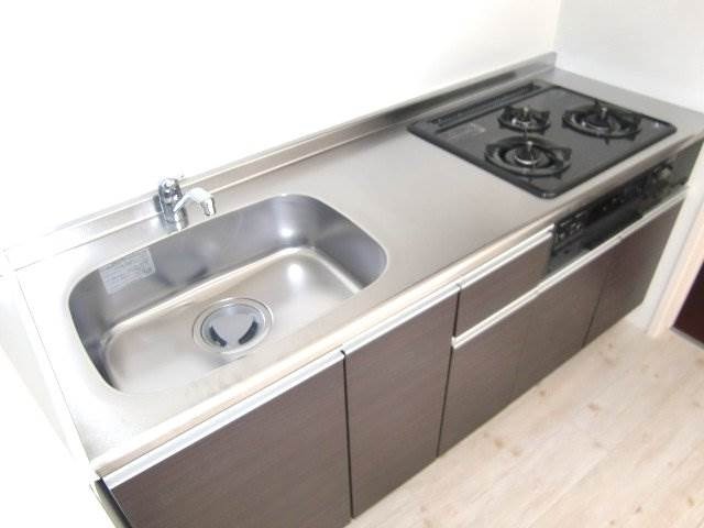 ３口コンロにグリル付の設備充実システムキッチン