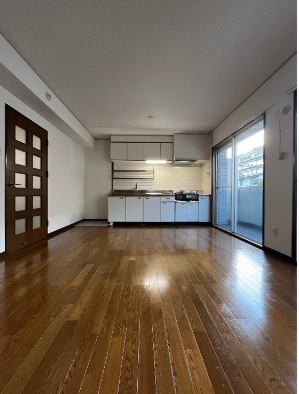 バルコニー側に大きな窓があると開放感があります