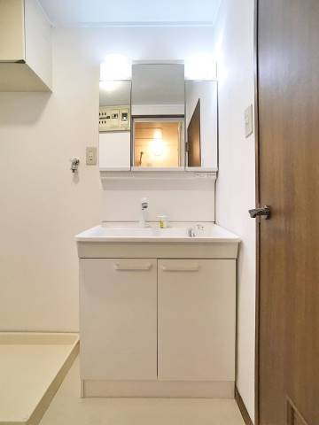 3面鏡タイプの洗面台は収納豊富