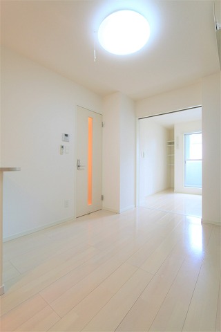 白を基調とした明るい室内ですね