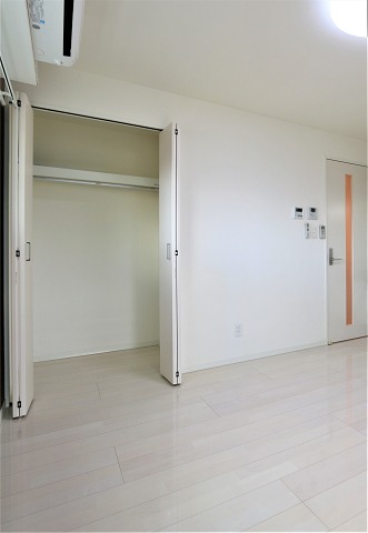 丈の長いコートも楽々収納できますね