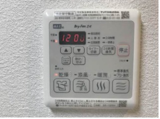 梅雨の時期でも味方の浴室乾燥機