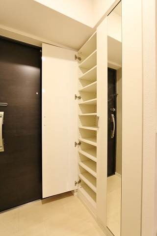 天井高下駄箱で玄関がスッキリしますね