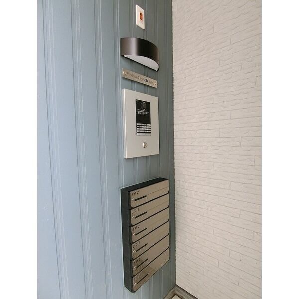 建物入り口に集合ポストあります