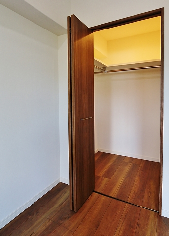 たっぷりと収納できるウォークインクローゼットです