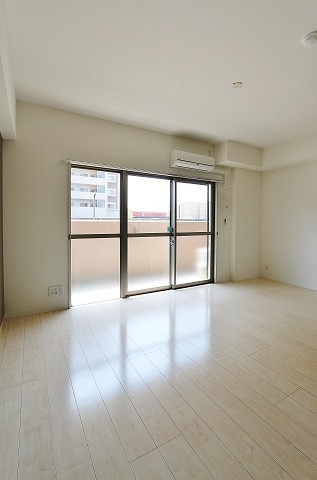 11.4帖の広々洋室です