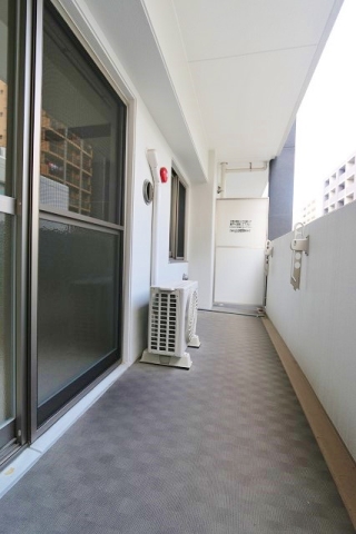 広いバルコニーでガーデニングでも