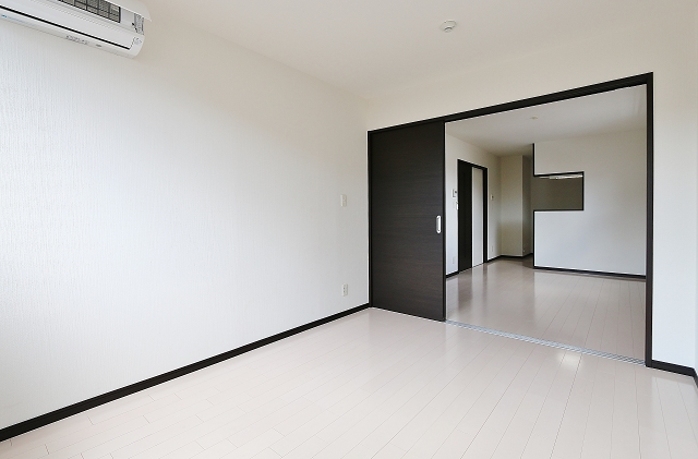 綺麗なホワイトフローリングのお部屋です