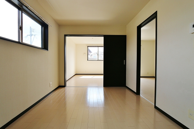 光の差し込む開放感のあるお部屋です