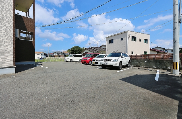 敷地内には広めの駐車場