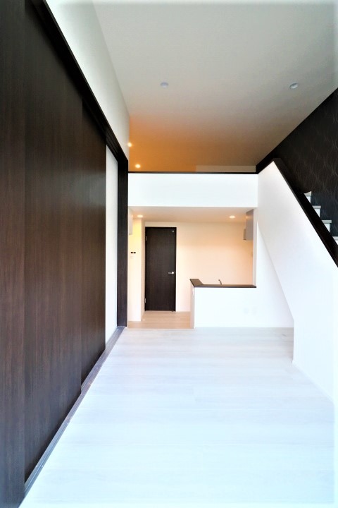 白を基調とした明るいお部屋です