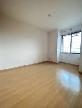 こちらは寝室にぴったりの洋室です