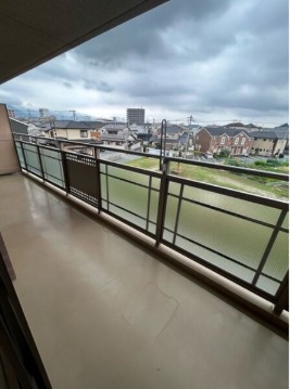 天気のいい日はこちらで洗濯物を干せます