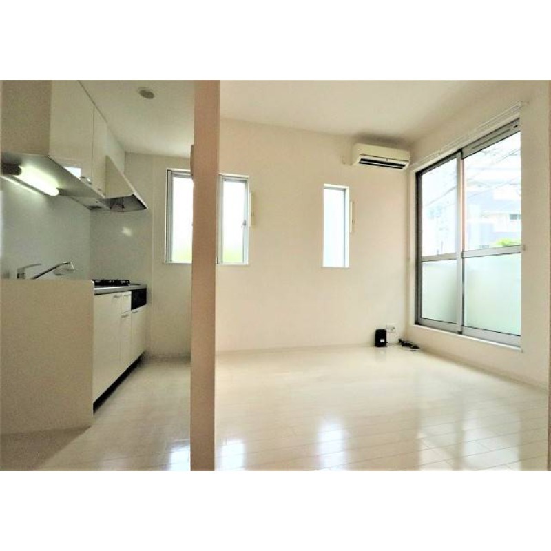 白基調の明るい生活空間です。