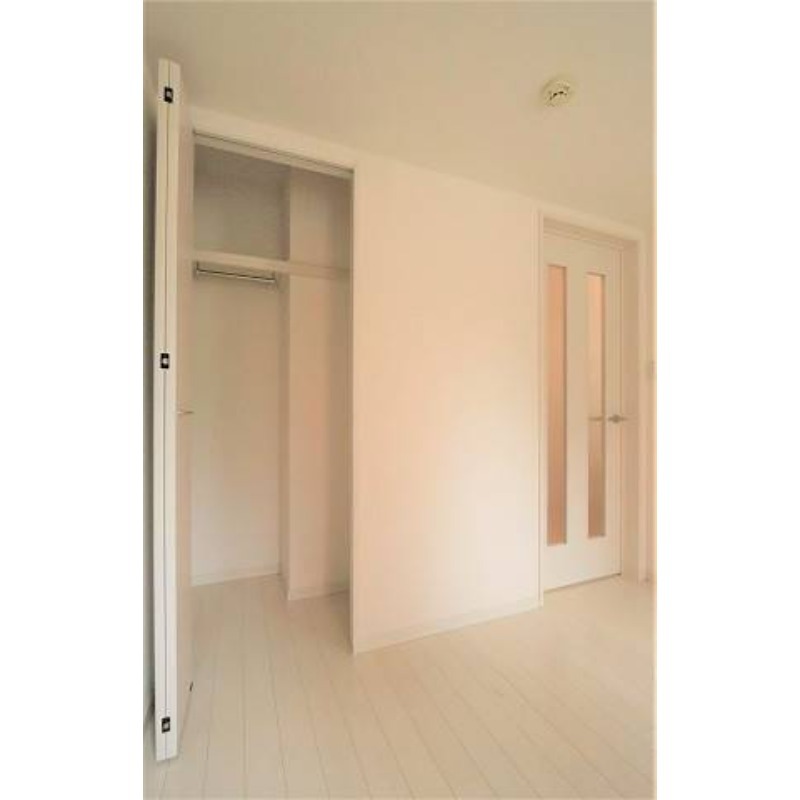 奥行きあるクローゼットです。