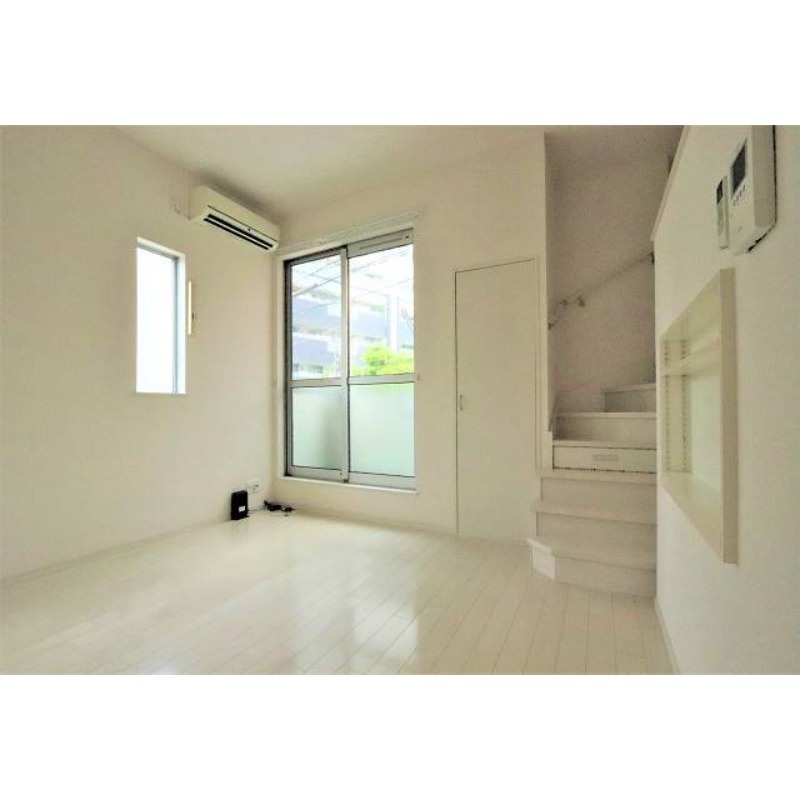 白基調の明るいお部屋です。