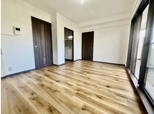 家具の配置に困らないリビングですね