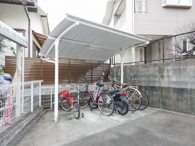 屋根付き駐輪スペースで雨に濡れません